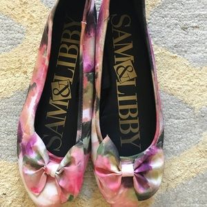 Floral multicolored flats